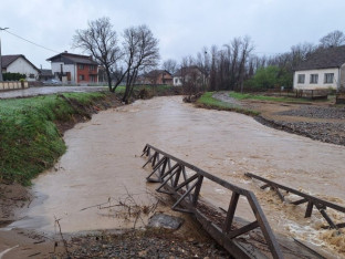 Zbog izlivanja vode obustavljen saobraćaj na nekim putnim pravcima