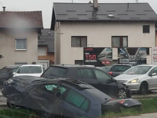 Vozilo završilo u kanalu, jedna osoba prevezena u Klinički centar