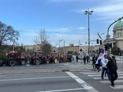 Јутро у Београду: Полиција и заштитне ограде испред Скупштине Србије