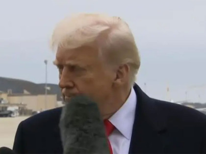 Новинарка ударила Трампа микрофоном (ВИДЕО)