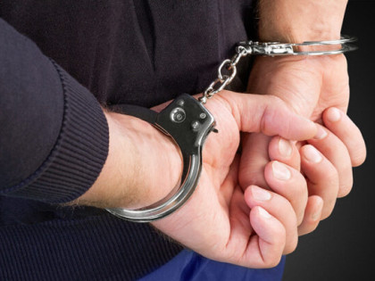 Uhapšena tri lica, pronađen eksploziv, oružje i droga