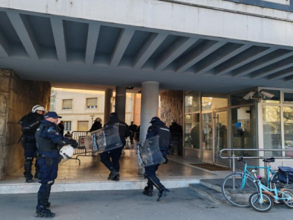 Tenzije u Novom Sadu: Sve više građana ispred Skupštine, policija čuva ulaz