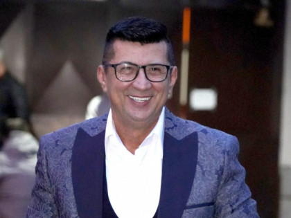 Voditelj (60) se razveo od 25 godina mlađe, pa smuvao pjevačicu: Volim njenu skromnost!