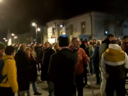 Протест у Чачку завршен упадом у зграду општине