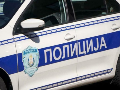Пијан пријетио жени и малољетном сину да ће их убити