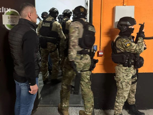 U toku pretresi na 13 lokacija zbog droge, prostitucije i oružja