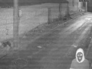 Oskrnavljena zastava na crkvi u Orahovcu (VIDEO)