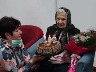 Baka Ljubica uz zagrljaje najbližih ušla u 103. godinu