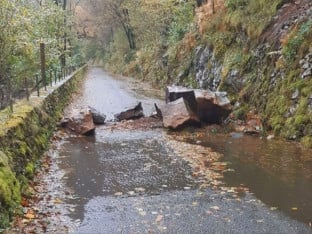 Povećana opasnost od odrona i klizišta na većini puteva