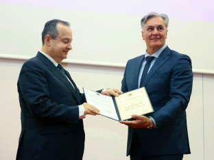 Karan uručio plaketu Dačiću