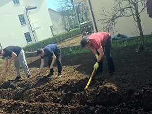 Poznati glumac šokirao sve: Otišao na selo i okopava krompir