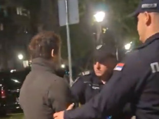 Policajci priveli muškarca u auto, on izašao na druga vrata i odšetao (VIDEO)