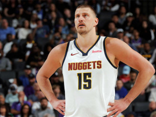 Jokić objašnjavao, a glavni trener i saigrači ćutke slušali (VIDEO)