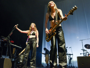 Sastav "Haim" ima novi singl "Relationships"
