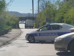 Nezgoda kod "Incela": Kombi "zapeo" za nadvožnjak