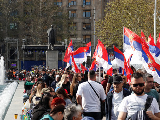 „Kralj obrva“ na traktoru stigao pred skupštinu (FOTO)