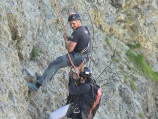 Alpinista spasio paraglajdera  koji je dva časa visio na grančici