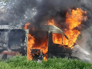 Zapalio se kombi, vozilo potpuno uništeno