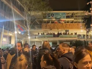 Iznenadno okupljanje: Blokade televizija u Beogradu i Novom Sadu (VIDEO)