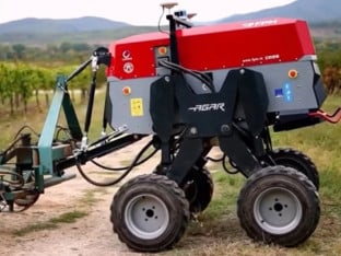 Srpski roboti na njivama uz traktore i motike