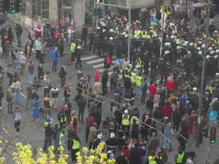 Studenti kod RTS-a blokirali vozila policije, u naguravanju povrijeđen policajac (FOTO, VIDEO)