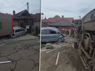 Autobus sletio sa puta: Udario dva vozila i prevrnuo se