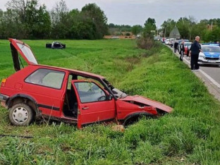 Jeziv sudar: Iz jednog vozila ispao motor, drugo završilo u njivi