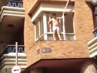 Пао с четвртог спрата хотела бјежећи од жене (VIDEO)
