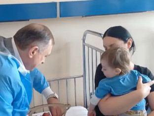 Dodik darivao najmlađe u Klinici za dječije bolesti