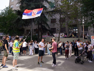 Grupa studenata i građana i dalje blokira RTS