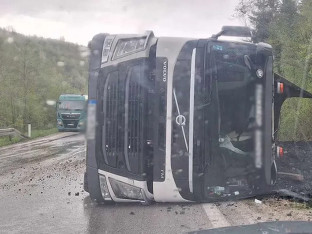 OPREZ: Prevrnut kamion na prevoju Rostovo