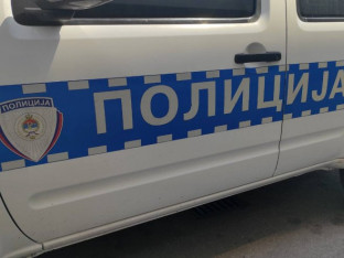 Двоје повријеђених у судару аутомобила и камиона