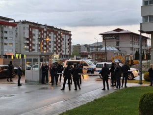 Policija i danas čuva Administrativni centar Vlade, Dodik na otvaranju Rektorata UIS