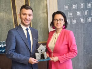 Kresojević austrijskoj poslanici uručio autentičan poklon
