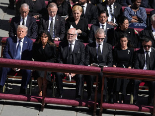 Zbrka zbog rasporeda sjedenja na sahrani pape: Koja mjesta su dobili članovi delegacije BiH (FOTO)