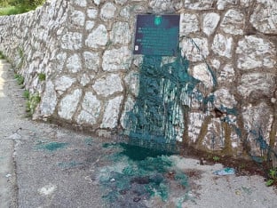 Ponovo oskrnavljena spomen-ploča na Vracama