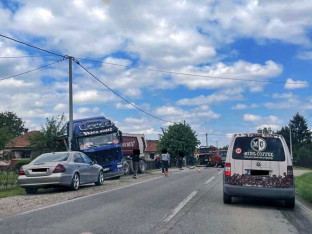 Žestok sudar kombija i kamiona, jedna osoba prevezena u bolnicu