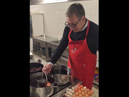 Vučić boji jaja i na njima će pisati "I ja sam ćaci" VIDEO