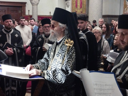 Mitropolit Jefrem predvodio čitanje statija i iznošenje plaštanice