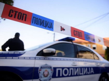 Возач прешао у супротну траку и ударио у ограду, путник тешко повријеђен