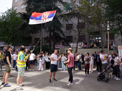 Grupa studenata i građana i dalje blokira RTS