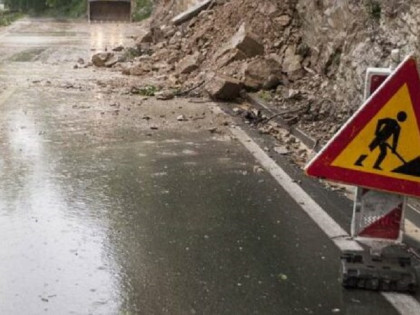 UPOZORENjE: Klizišta i radovi na putevima