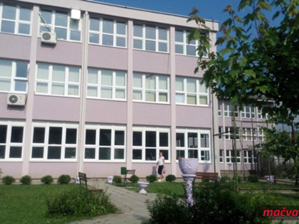 Ученик пао кроз прозор са другог спрата школе!