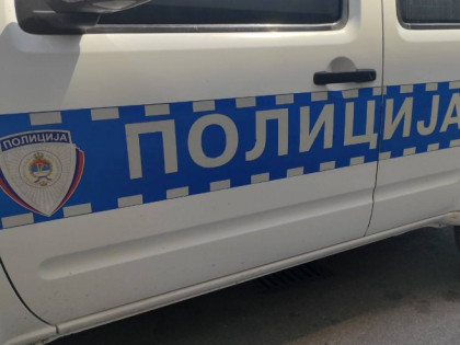 Двоје повријеђених у судару аутомобила и камиона