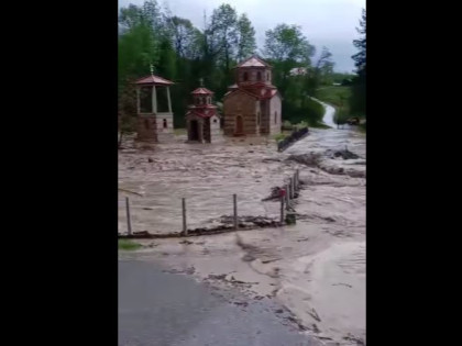 Nevrijeme u majevičkom kraju: Voda „presjekla“ put (VIDEO)