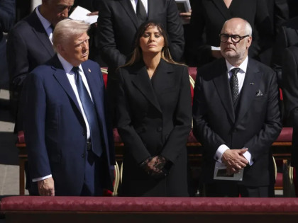 Melanijina fotografija sa sahrane zapalila društvene mreže (FOTO)