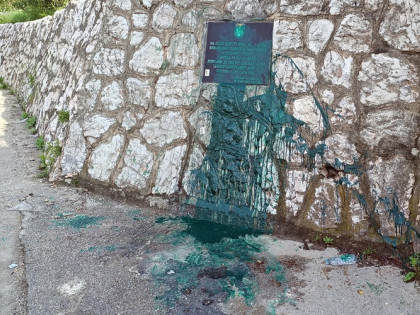 Ponovo oskrnavljena spomen-ploča na Vracama