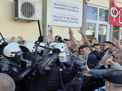 Sukob demonstranata i policije u Novom Sadu, sijevali i pendreci (VIDEO)