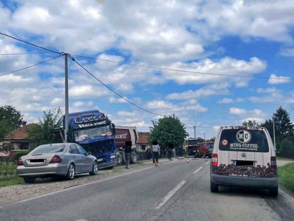 Жесток судар комбија и камиона, једна особа превезена у болницу