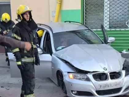 Нови Сад: Аутомобил улетио на аутобуско стајалиште и "покосио" два дјечака и жену
